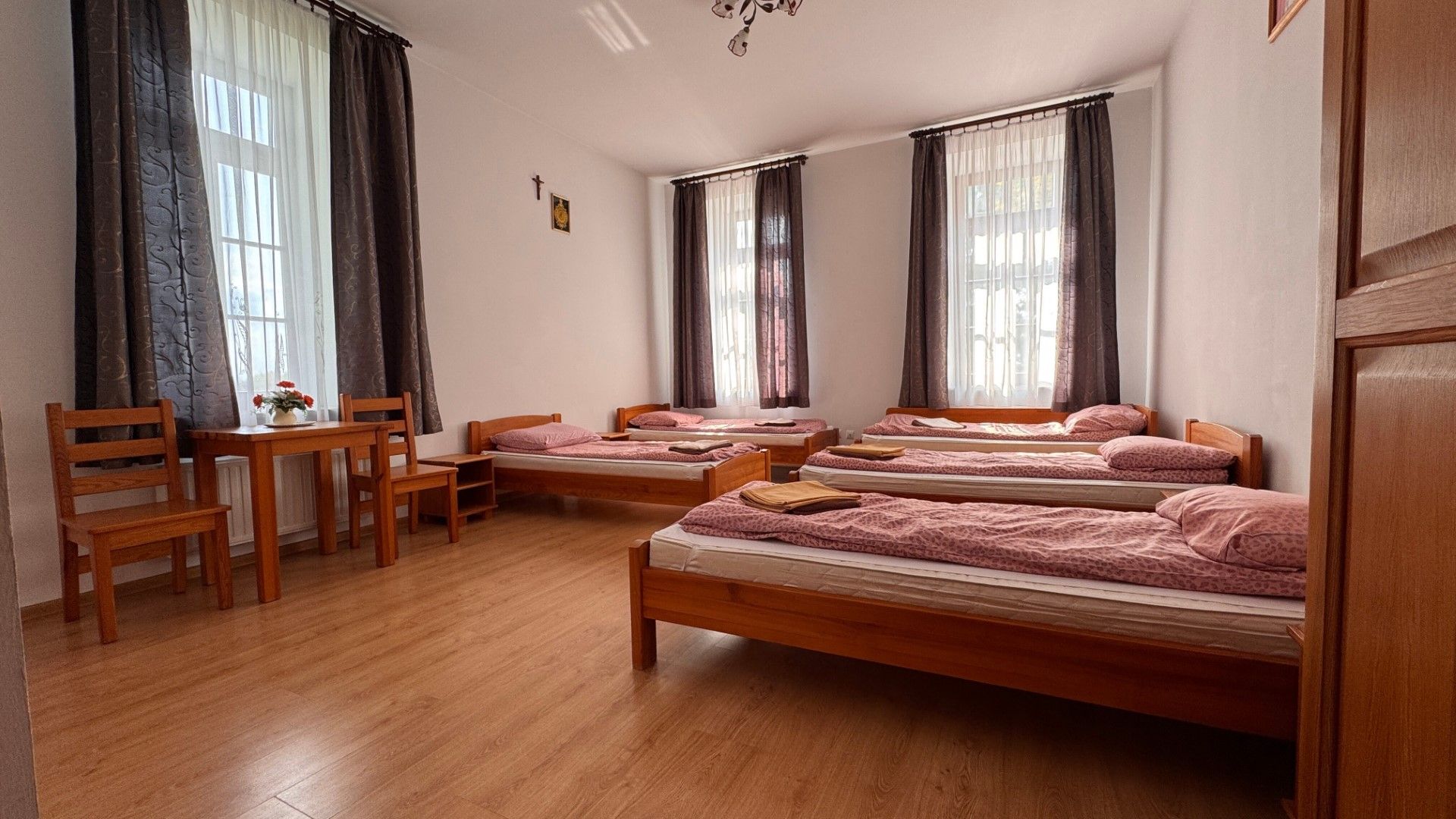  Pokoje pięcioosobowe i sześcioosobowe 